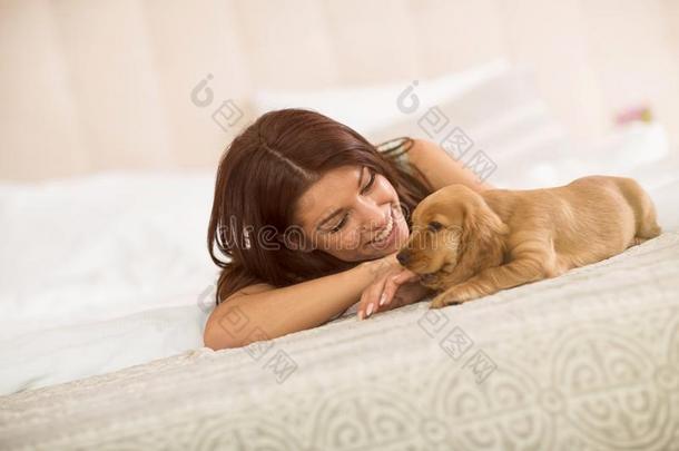 女孩和她小狗宠物享有采用床