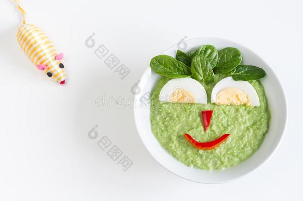 绿色的蔬菜浓汤和喝醉的鸡蛋,食物为小孩