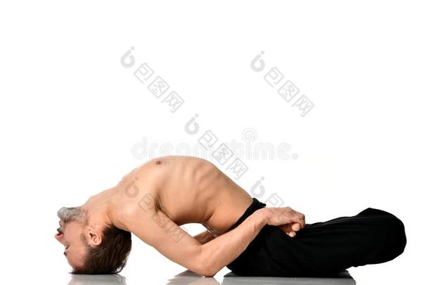 老的男人开业的瑜伽<strong>瑜珈</strong>的任何一种姿势伸<strong>练习</strong>隔离的