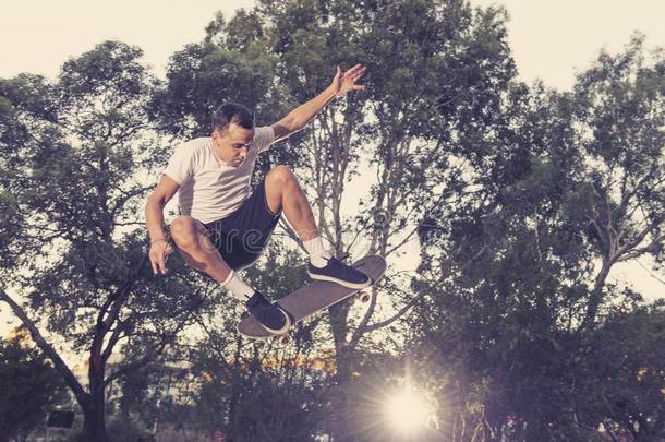 男人开业的根本的溜冰板用于跳跃的和享<strong>有戏</strong>法一