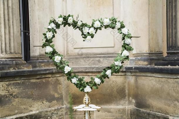 婚礼新鲜的花环关于白色的玫瑰和绿色的树叶