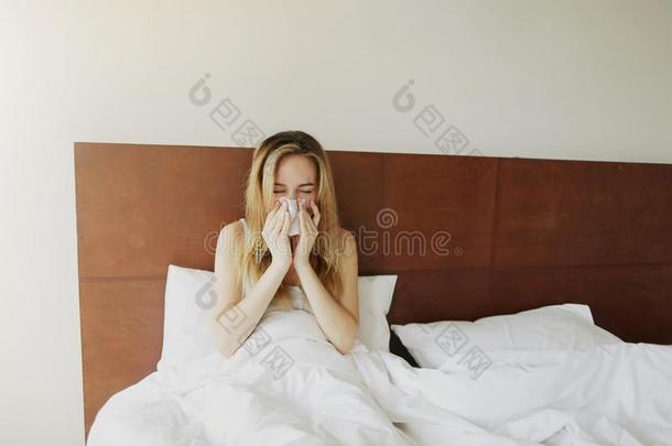 阳光恶心的成熟的女人得到寒冷的,打喷嚏采用白色的床和Namibia纳米比亚