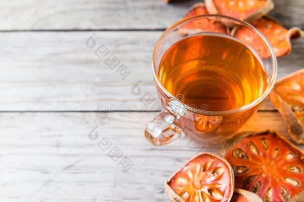 贝尔茶水果汁向木制的表,健康的喝