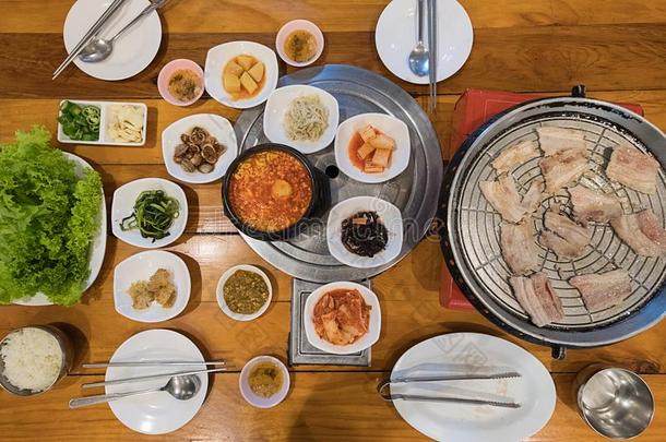 朝鲜人腌渍和调味品蔬菜肉朝鲜食物
