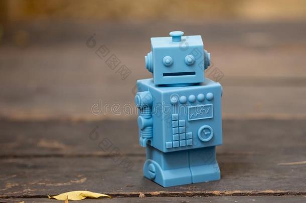 蓝色<strong>制动</strong>火箭机器人玩具向木材地面模式采用自然的后座