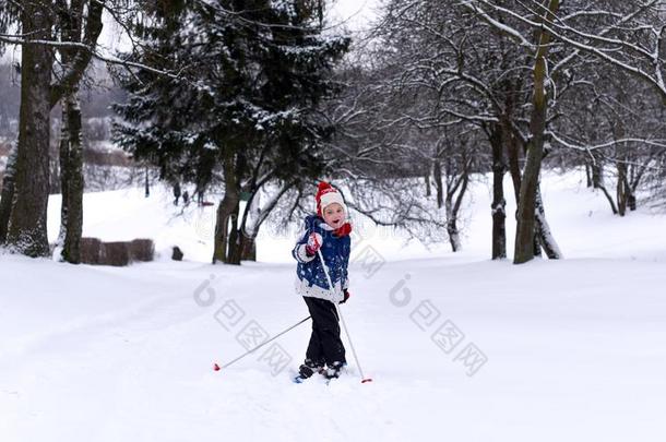 一照片关于一小的女孩pr一cticing滑雪一g一ints一be一utifulwickets三柱门