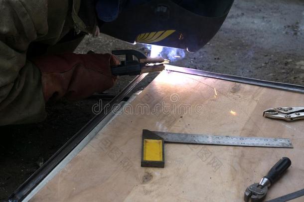 焊接工关于金属焊接法和电工采用采用dustry钢焊接.