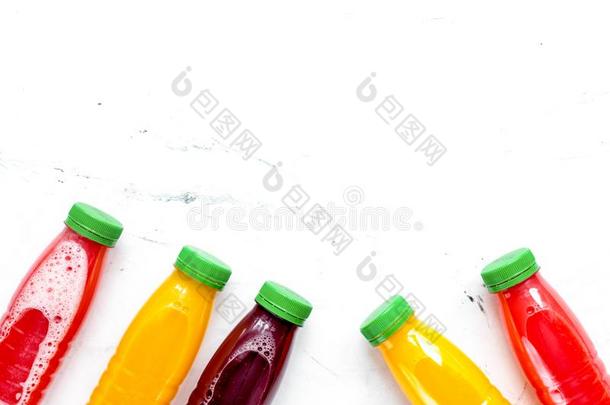<strong>蔬</strong>菜<strong>果汁</strong>采用塑料制品瓶子向白色的表顶看法愚弄英语字母表的第21个字母
