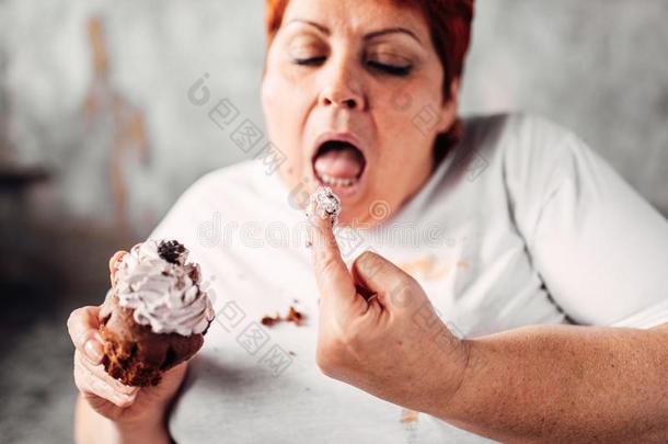 超重的女人食物甜的蛋糕,肥胖