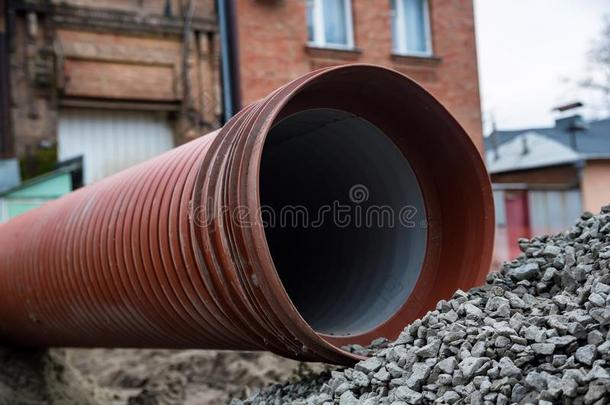 工业的波纹的管子在道路施工地点