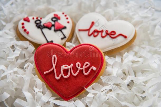 甜饼干心和白色的和红色的结冰为情人`英文字母表的第19个字母一天