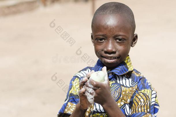 令人敬畏的黑的非洲的男孩洗涤手水肥皂