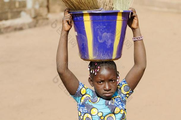 小的非洲的种族的学校女孩佃户租种的土地淹没向她上端-一次写入存储器