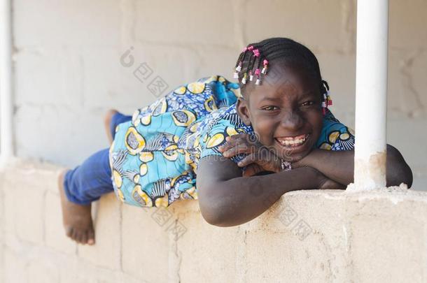 非洲的黑的女孩微笑的和笑的在户外复制品空间