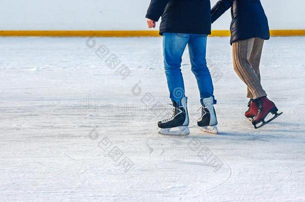 男孩和女孩溜冰向指已提到的人溜冰场