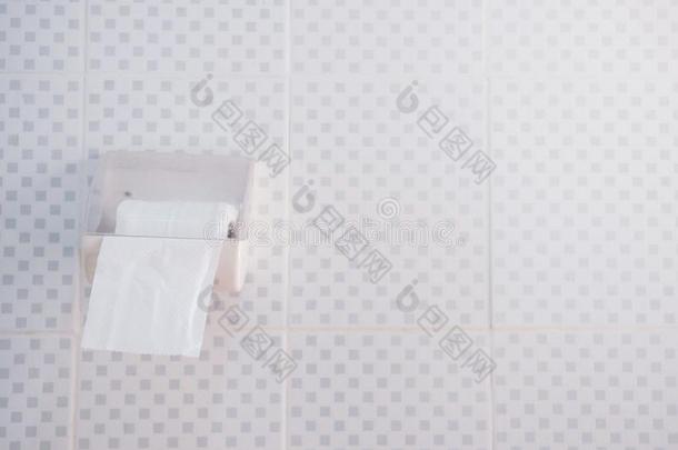 浴室内部和洗手间纸向指已提到的人墙