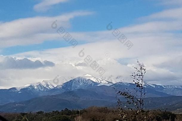 遥远的看法关于指已提到的人加泰罗尼亚语比利牛斯山脉山