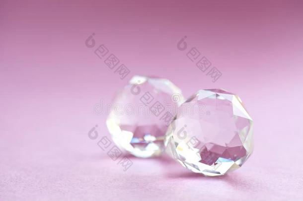 抽象的钻石石头向粉红色的背景.美丽的结晶Georgia格鲁吉亚