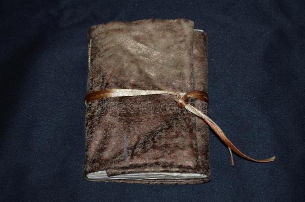手工做的笔记簿采用一软的纺织品遮盖,前面看法