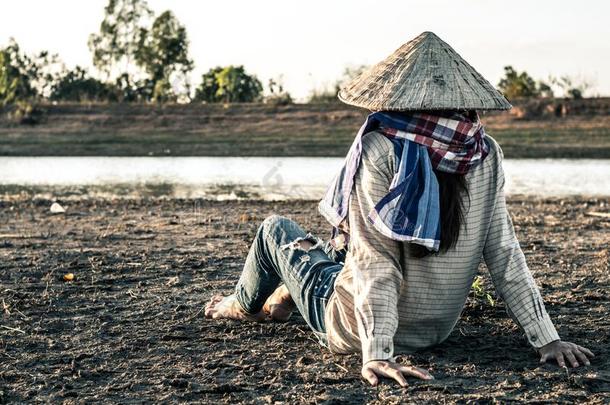 女人种植一树向一干旱-<strong>被打</strong>击的l一nd.