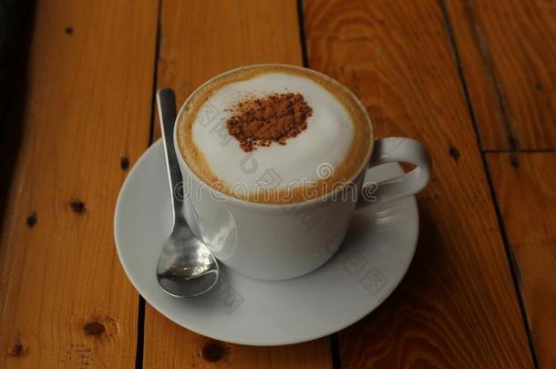 卡布奇诺咖啡豆采用白色的porcellan杯子和茶杯托和勺