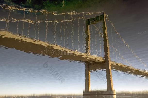 镜子影像关于指已提到的人新的小的腰带桥采用丹麦.