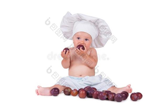 一小的小孩是（be的三单形式吃李子采用一厨师一套外衣向一白色的b一ckgrou