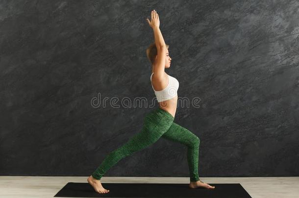 女人训<strong>练瑜伽</strong>使摆姿势采用健身房