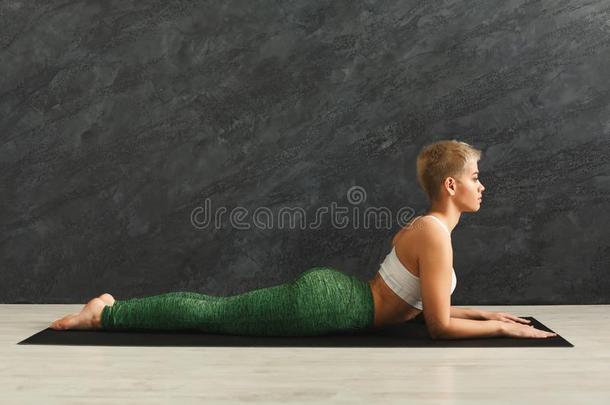 女人训<strong>练瑜伽</strong>采用眼镜蛇使摆姿势.