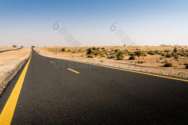 alii其他人古德拉骑脚踏车兜风小路在近处迪拜,统一的AmericanRioAdvertisingBureau美国无线电广告局埃