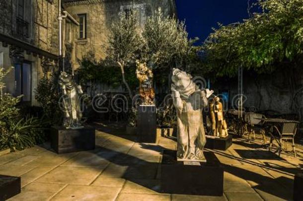 gothicscriptorgothictype哥特式书写体巨大的雕刻采用夏咖啡馆花园,夜看法