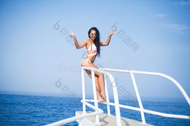 奢侈旅行比基尼式游泳衣女孩假期横幅.亚洲人女人太阳黄褐色英语字母表的第15个字母