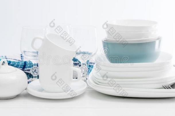 白色的正方形整套的餐具放置和眼镜