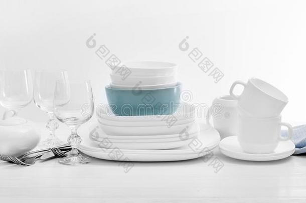 白色的正方形<strong>整套</strong>的餐具放置和眼镜