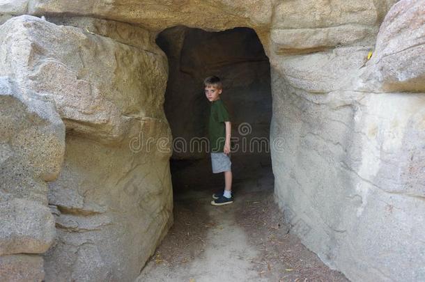 男孩扫描洞穴