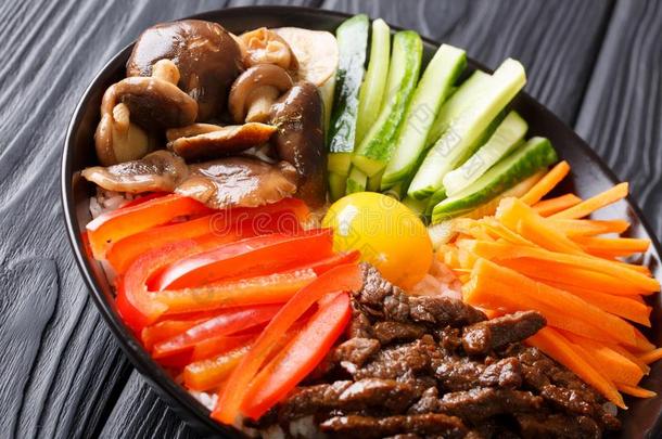 朝鲜人食物韩式<strong>拌饭</strong>和喝醉了的牛肉,生的鸡蛋,蔬菜,什叶派