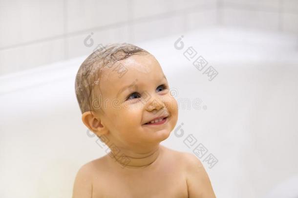 微笑的漂亮的婴儿迷人的沐浴,享有和笑的采用沐浴room