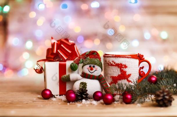 杯子和圣诞节装饰,圣诞节礼物和一欢乐的斯诺姆
