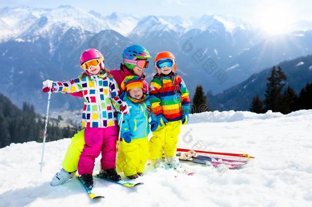 家庭<strong>滑雪</strong>假期.冬雪运动为<strong>小孩</strong>.