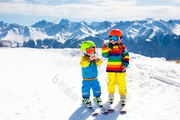 滑雪和雪冬乐趣为小孩.孩子们滑雪.