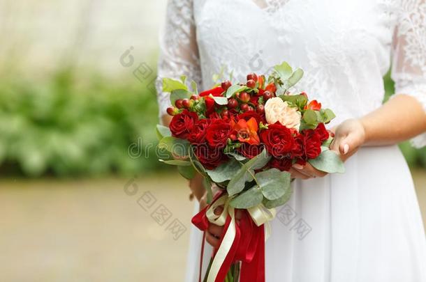 美丽的婚<strong>礼花</strong>束关于<strong>红色</strong>的玫瑰和<strong>红色</strong>的金丝桃属植物浆果