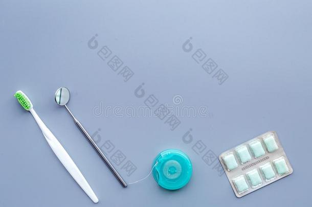 工具为口头的腔卫生.口香糖,牙齿的镜子,刷子向蓝色