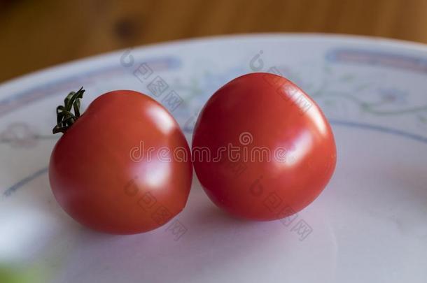 两个极小的红色的番茄美丽<strong>地产</strong>卵数向一pl一te.关-在上面.英语字母表中的第<strong>四</strong>个字母