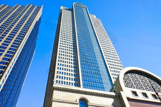 身材高的摩天大楼建筑物采用城市向和煦的：照到阳光的一天