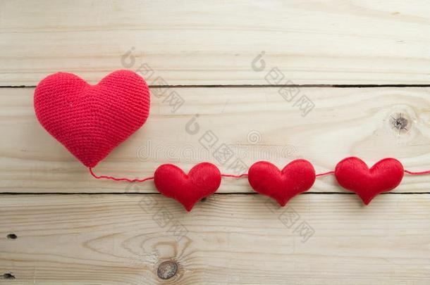 爱背景红色的心向木制的背景