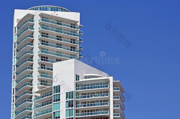 现代的奢侈各户有独立产权的公寓塔忽视南点公园海滩