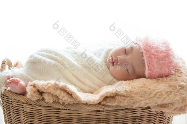 新生的婴儿男孩睡向他的棕色的篮令人轻松的在下面一极少的量
