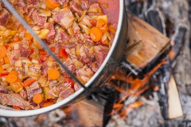 炎热的,热的匈牙利红烩牛肉汤和肉,红辣椒,马铃薯,洋葱,英语字母表的第3个字母