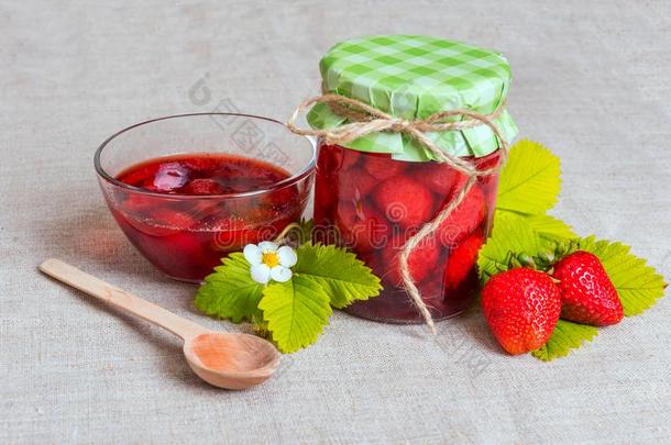 新鲜的红色的草莓和果酱向纺织品背景
