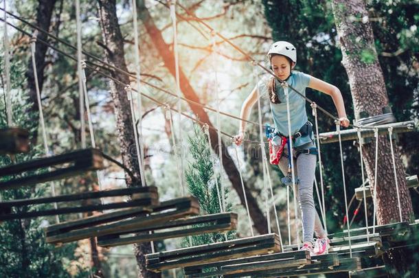 幸福的学校女孩享有活动采用一climb采用g一dventurep一rk